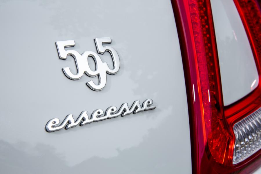 Логотип Abarth 595 esseesse 2019 года  (UK) (фото 7 из 15)